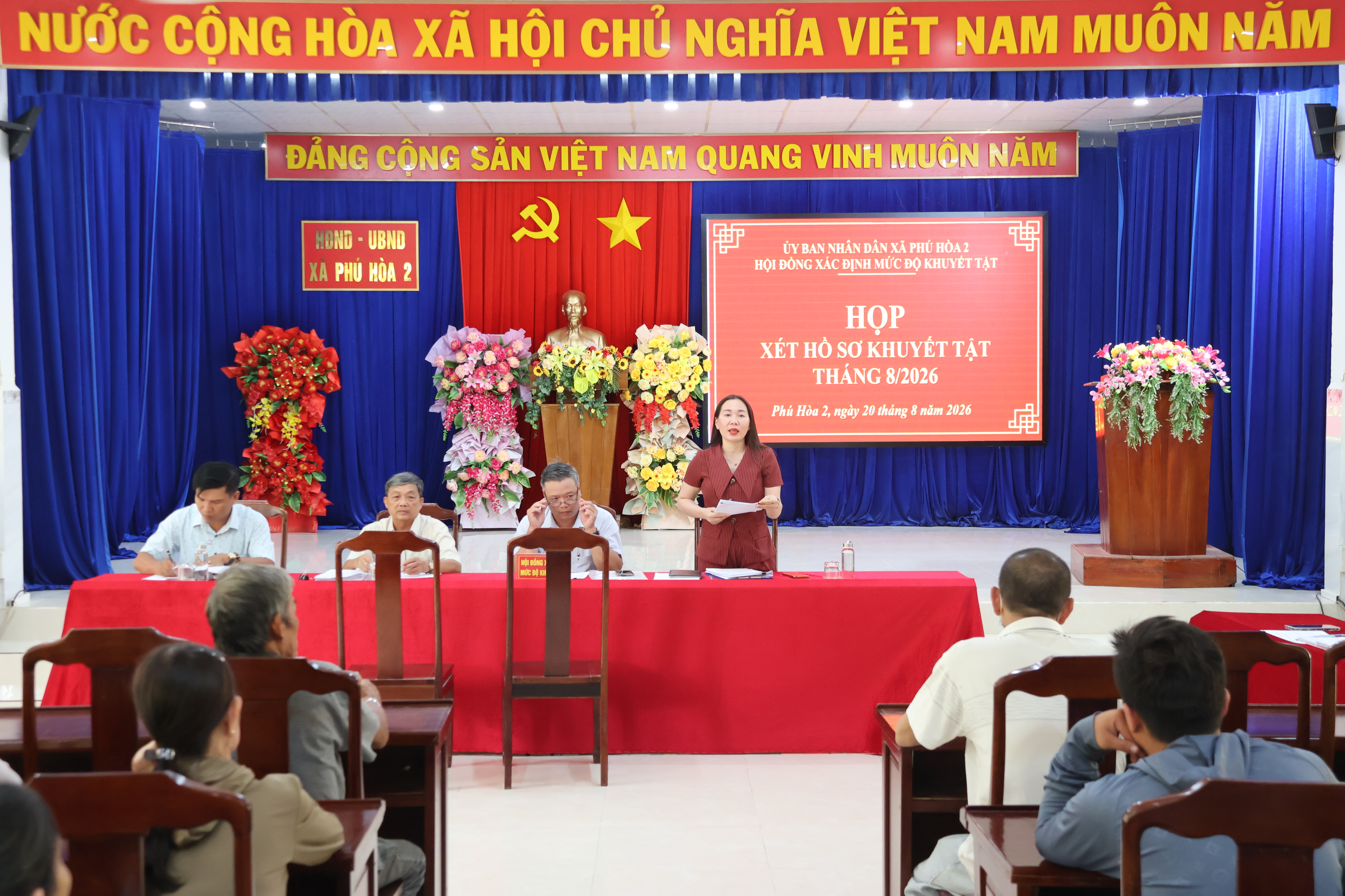 Phú Hòa 2 họp xét mức độ khuyết tật cho các đối tượng trên địa bàn xã