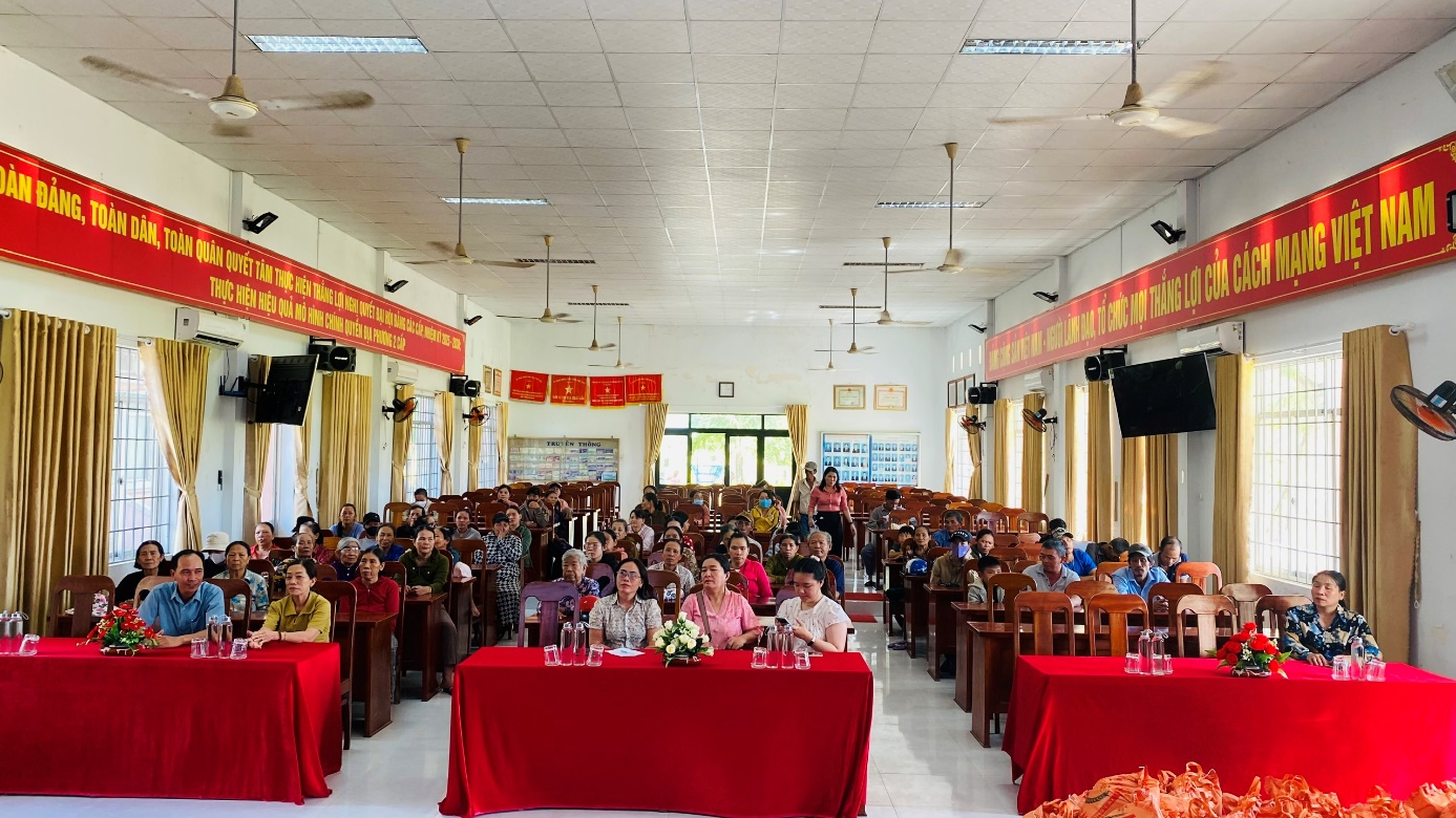 Tặng quà cho hộ nghèo, hộ cận nghèo, hộ khó khăn trên địa bàn xã