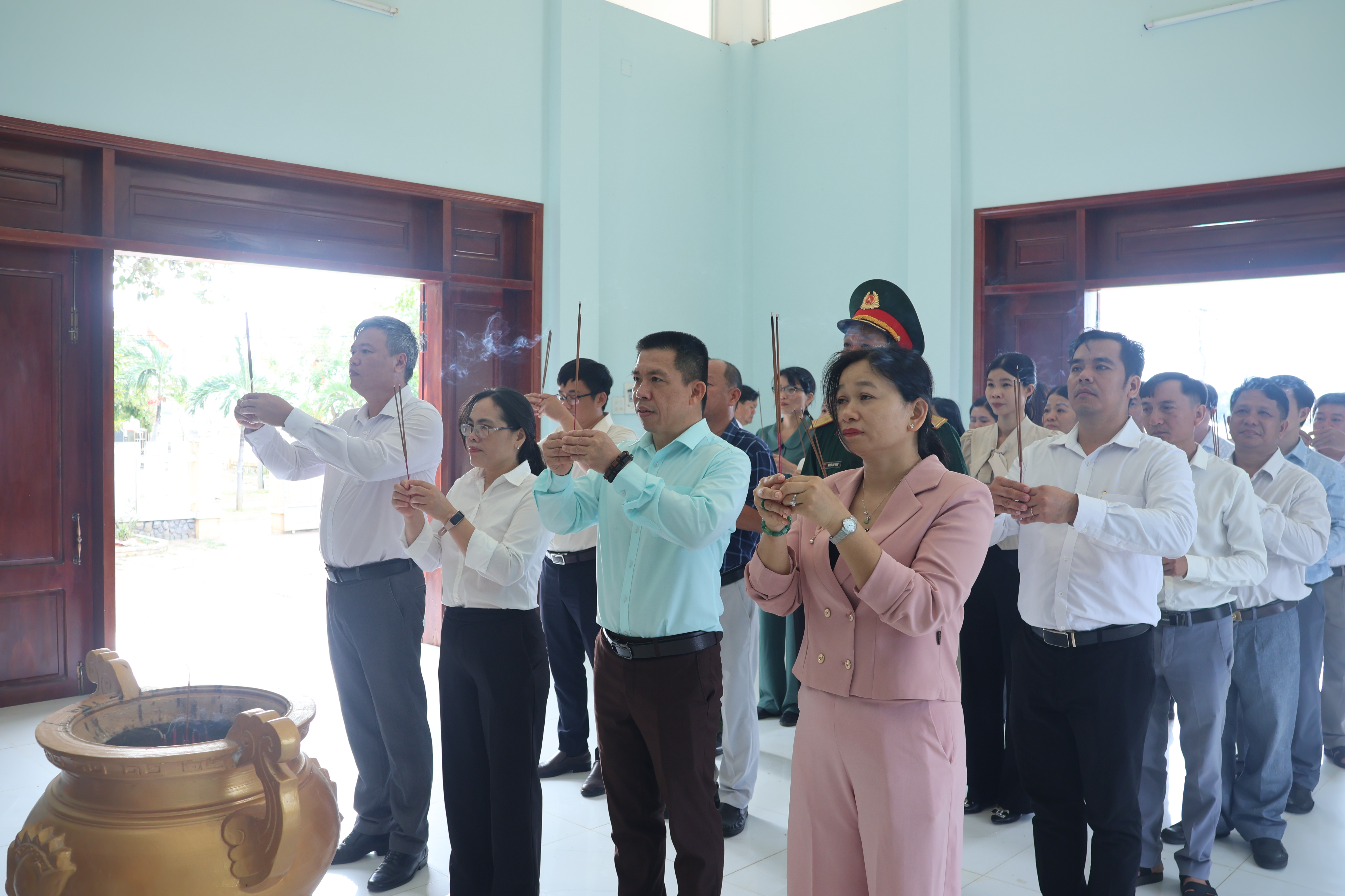 Phú Hòa 2: Dâng hương các Di tích lịch sử và Nhà Tưởng niệm Liệt sỹ trên địa bàn xã nhân kỷ niệm 81 năm Quốc khánh 02/9