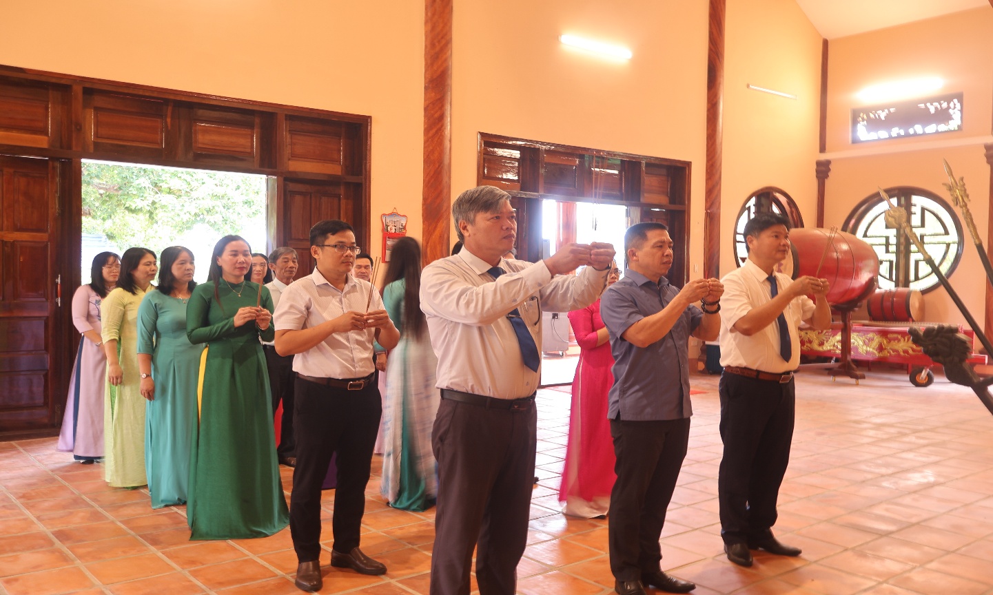 XÃ PHÚ HÒA 2: TUYÊN DƯƠNG KHEN THƯỞNG HỌC SINH GIỎI TIÊU BIỂU NĂM HỌC 2025 2026