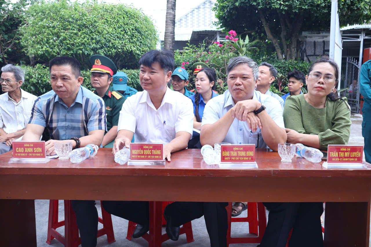 LỄ BÀN GIAO NHÀ CHO ĐỐI TƯỢNG CON ĐẺ CỦA NGƯỜI  HOẠT ĐỘNG KHÁNG CHIẾN BỊ NHIỄM CHẤT ĐỘC HÓA HỌC