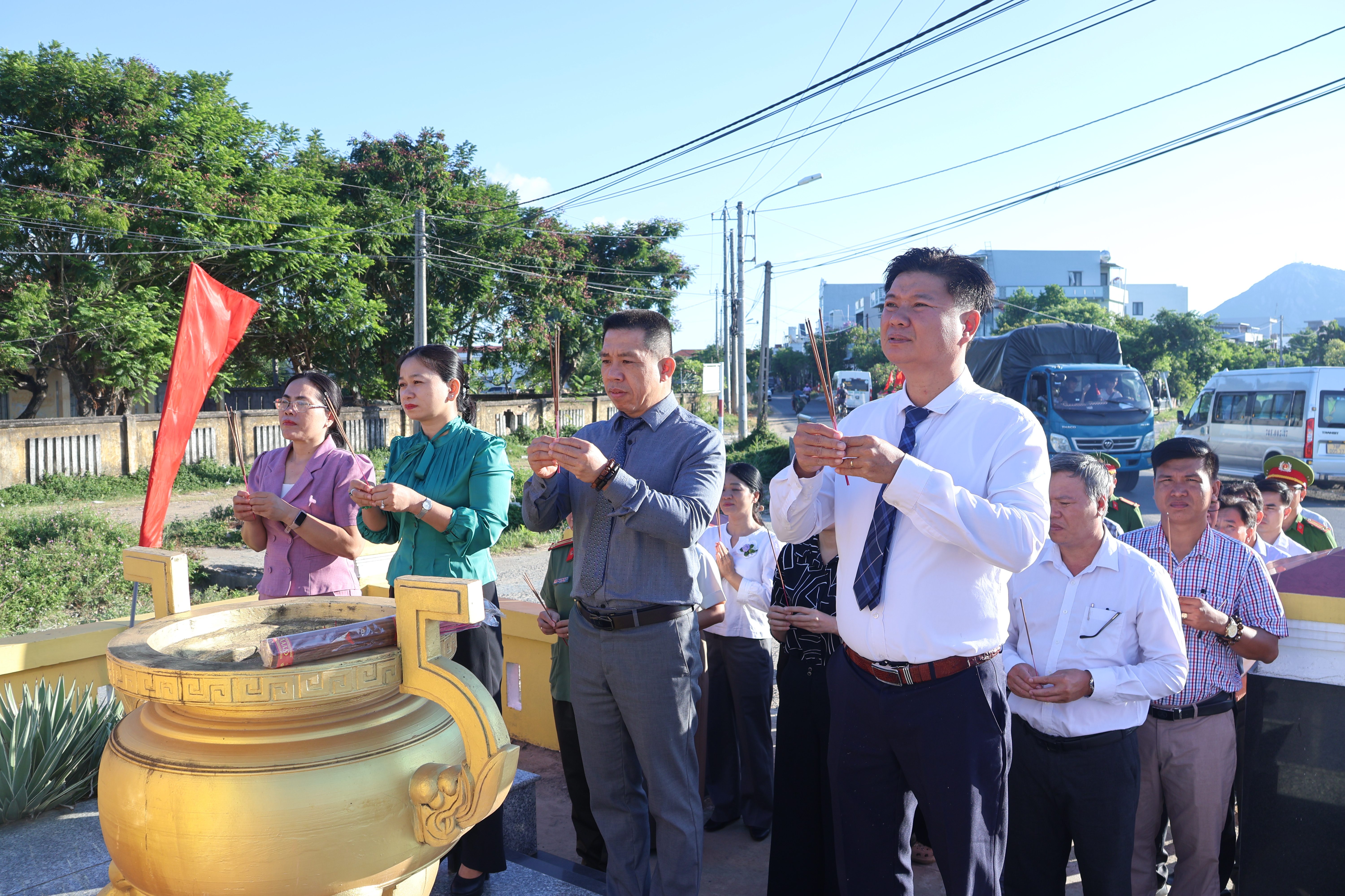 Dâng hương các Di tích lịch sử và Nhà Tưởng niệm Liệt sỹ trên địa bàn xã nhân kỷ niệm 79 năm Ngày Thương binh, Liệt sỹ (27/7/1947 - 27/7/2026)