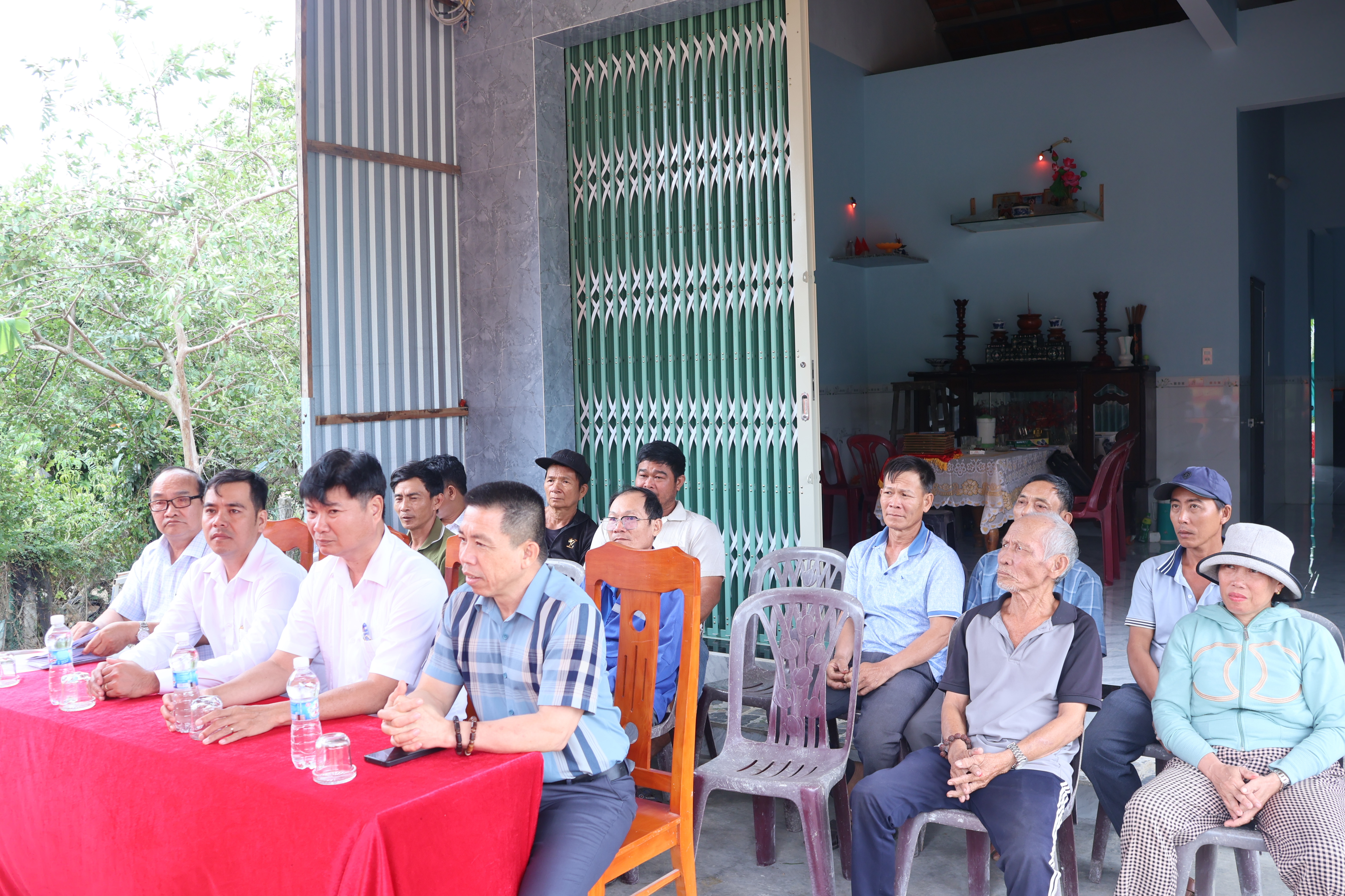 Gặp mặt, khen thưởng đột xuất 09 hộ gia đình bàn giao mặt bằng trước thời hạn để thực hiện dự án Tuyến đường tránh lũ, cứu hộ, cứu nạn