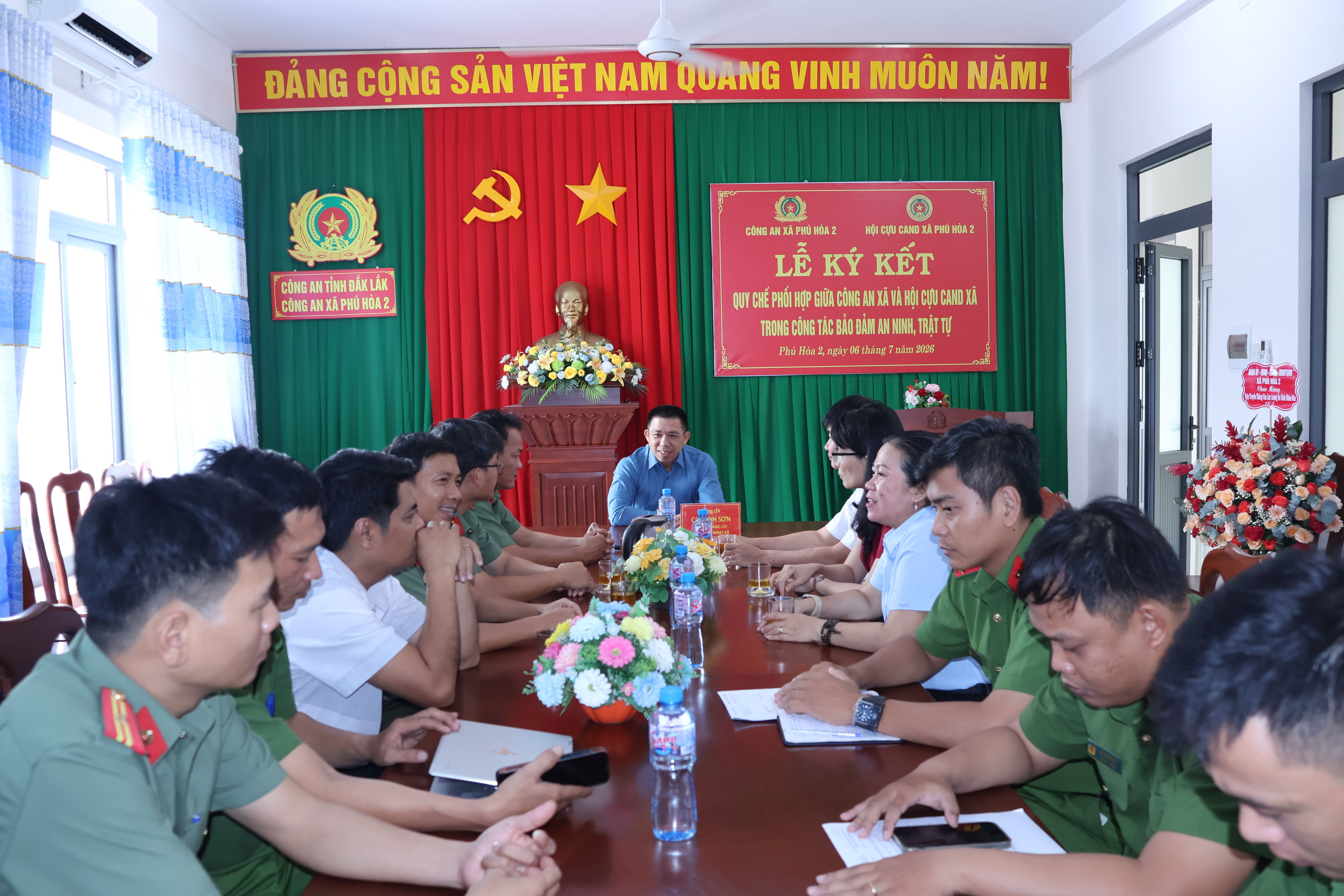 Thường trực Đảng ủy xã Phú Hòa 2 thăm, chúc mừng lực lượng Công an xã nhân kỷ niệm 80 năm Ngày truyền thống lực lượng An ninh Nhân dân Việt Nam (12/7/1946 - 12/7/2026)